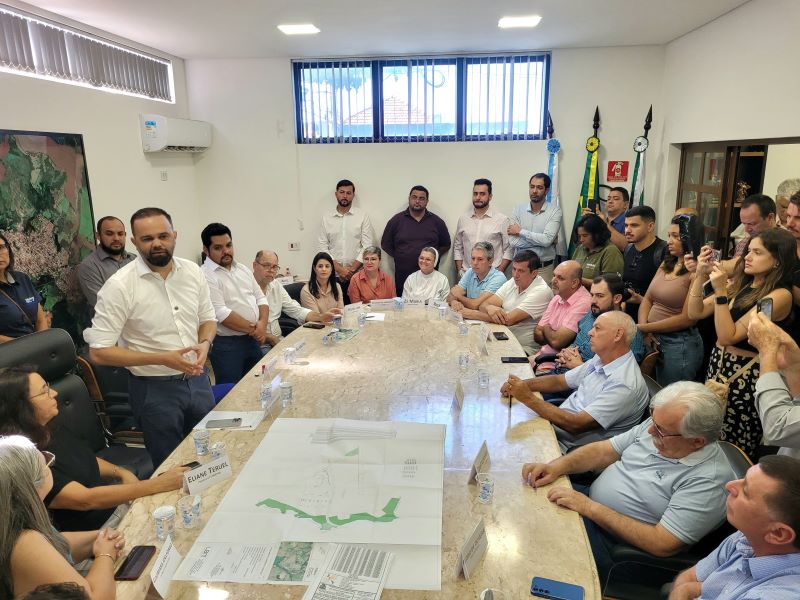 Secretário de Educação do Paraná se reúne com prefeitos da AMUNORPI